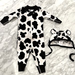 Hannah Andersson Halloween organic cotton zip sleeper and cap in cow print